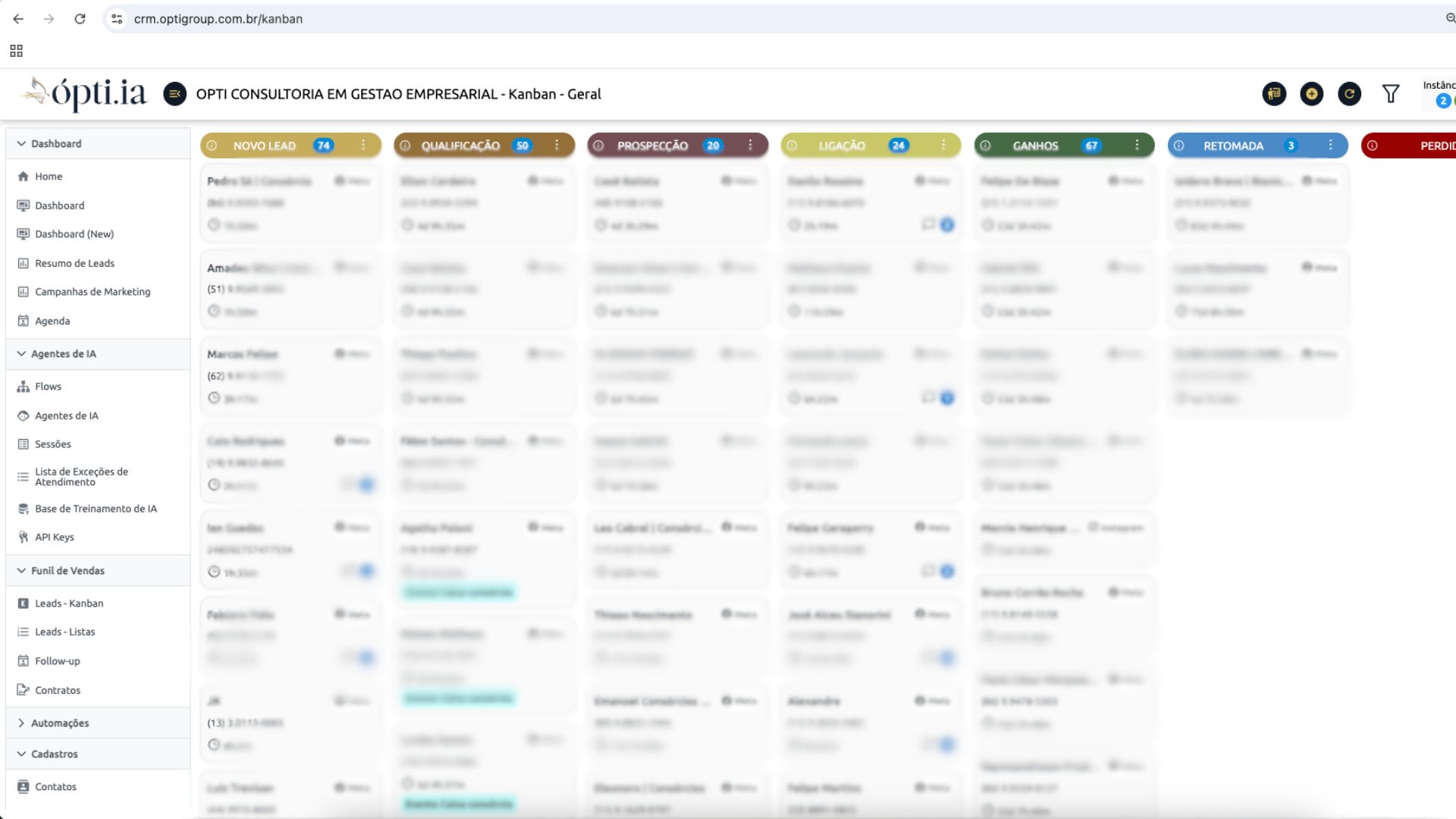 Tablet mostrando o CRM Ópti.ia com interface Kanban